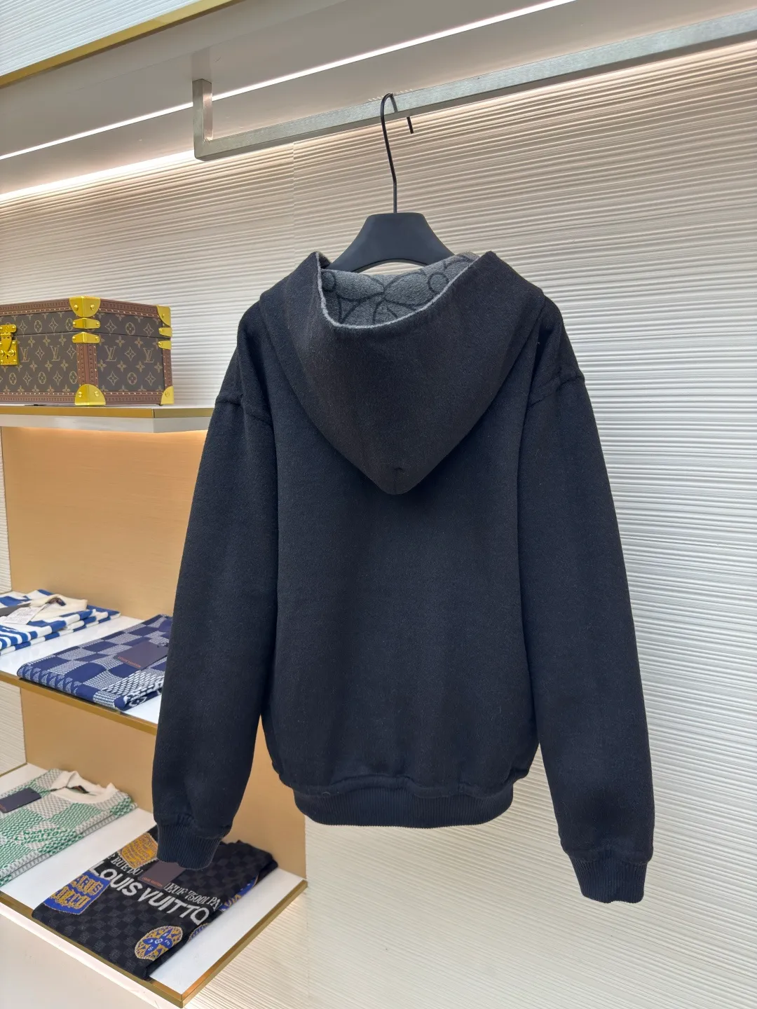 LOUIS VUITTON double-sided woolen jacket with circle pattern ●Authentic product: Purchased and developed for 26900 ●Item number: 1680116-F05 ●Fabric: wool fabric ●Technology: Made by positioning cutting machine ●Version: fitted version ●Weight: about 1200 grams ●Size: 44-446-48-50 ●Description: The fabric is made of semi-worsted double-sided woolen fabric, with 100% wool content. It uses custom-spun floral gray wool yarn. It uses a rapier machine to weave the gray cloth. It has a single-sided yarn-dyed jacquard large circle pattern, and the bottom side is completely woven in black. Multiple pattern making consumes raw materials. Measure the pattern shrinkage, adjust the pattern size of the gray fabric, and ensure the stitching of the finished fabric. After washing the woolen wool, the pattern is the same size as the Y version. The front panel is hand-cut with restored flowers, and the restored flowers are taken from a single piece for the pockets. The black side pockets are embroidered with a small logo using a Tajima embroidery machine imported from Japan. The small hardware logo is stamped on the back collar hanging clothesline, and the wool blended yarn is used to weave ribs in the opposite color on a horizontal lengthening loom. The overall wiring is straight and delicate, the fabric is comfortable and soft, and the color is consistent without color difference. It can be matched with the same style to create a fashionable look and control various occasions. Customized accessories, complete with three standards, same style for men and women!